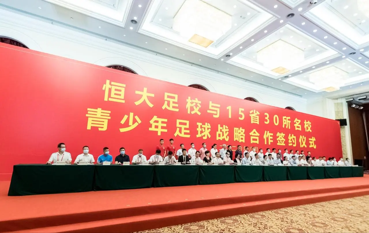 仍坚持精英, 时候在联赛
